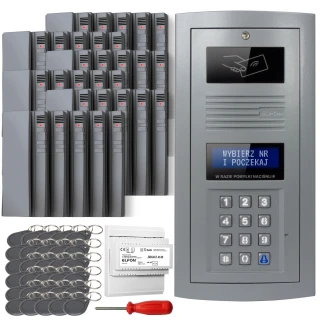 Zestaw domofonowy cyfrowy składający się z panelu z klawiaturą numeryczną, wyświetlaczem oraz czytnikiem kart zbliżeniowych, a także wielu breloków, modułu zasilającego i śrubokręta. Panel jest w kolorze szarym z wyraźnym napisem na wyświetlaczu, a breloki są czarne z metalowymi kółkami.