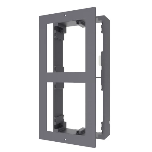 Podwójna ramka montażowa w kolorze szarym, przeznaczona do instalacji wideodomofonów. Wykonana z metalu, posiada otwory montażowe i miejsce na dwa moduły.
